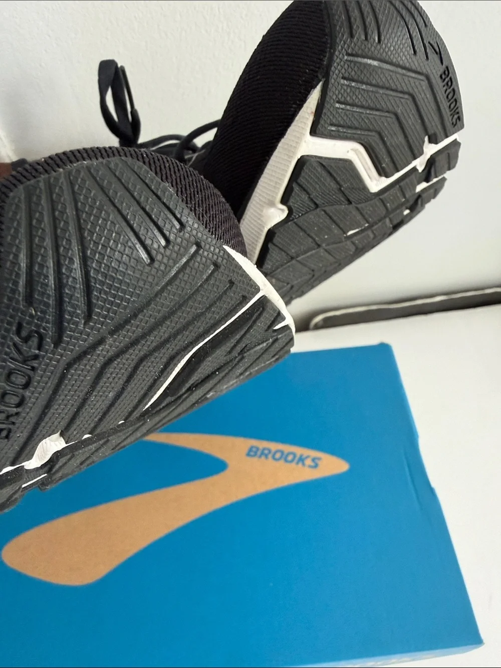 Brooks Women Black and White Running Shoes - Glycero 18  WE RUN  ON SCIENCE